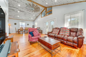 Walk to Downtown Shops and BBQ Home with Fenced Yard